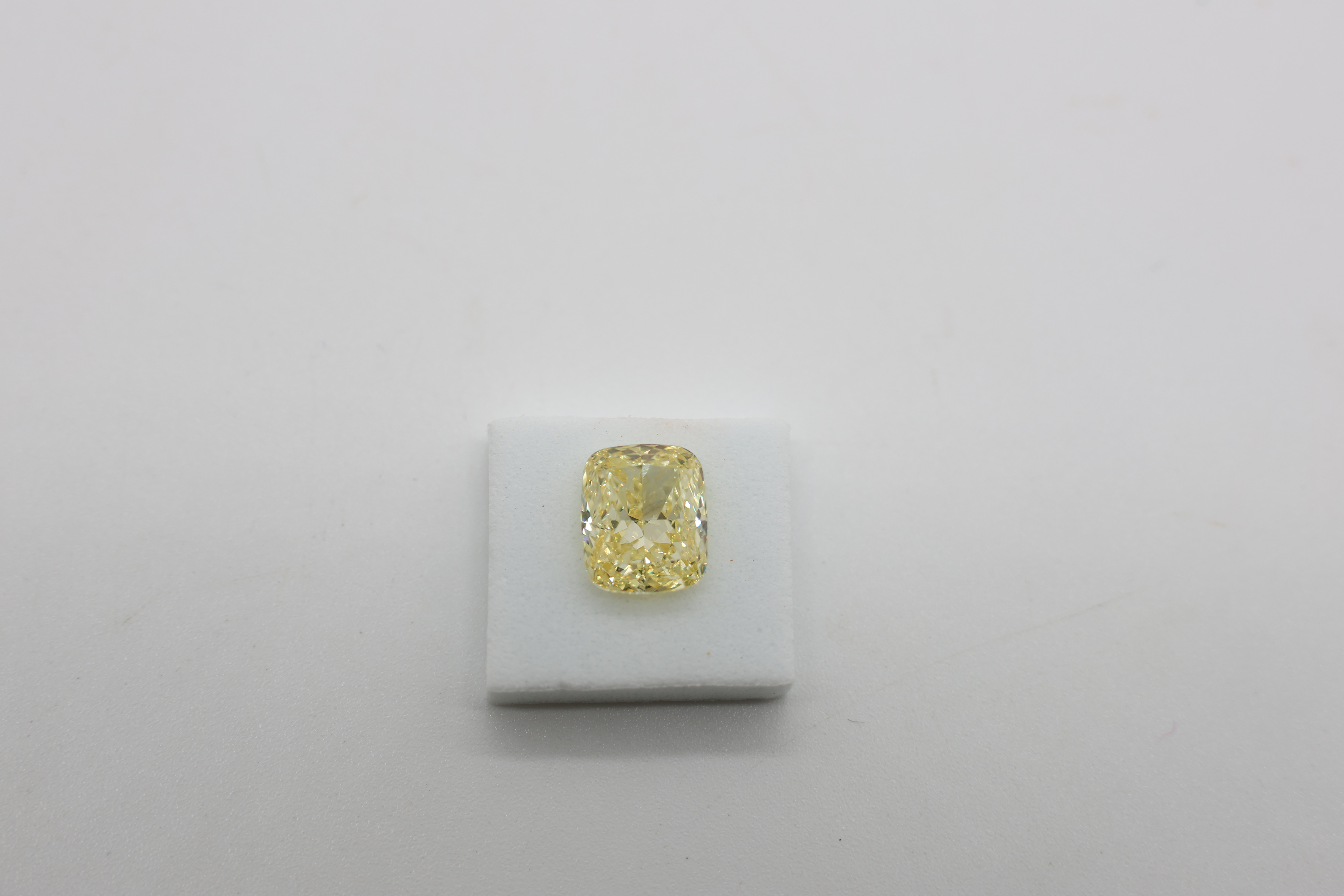 70343 Cushion 2.08ct FY VS1