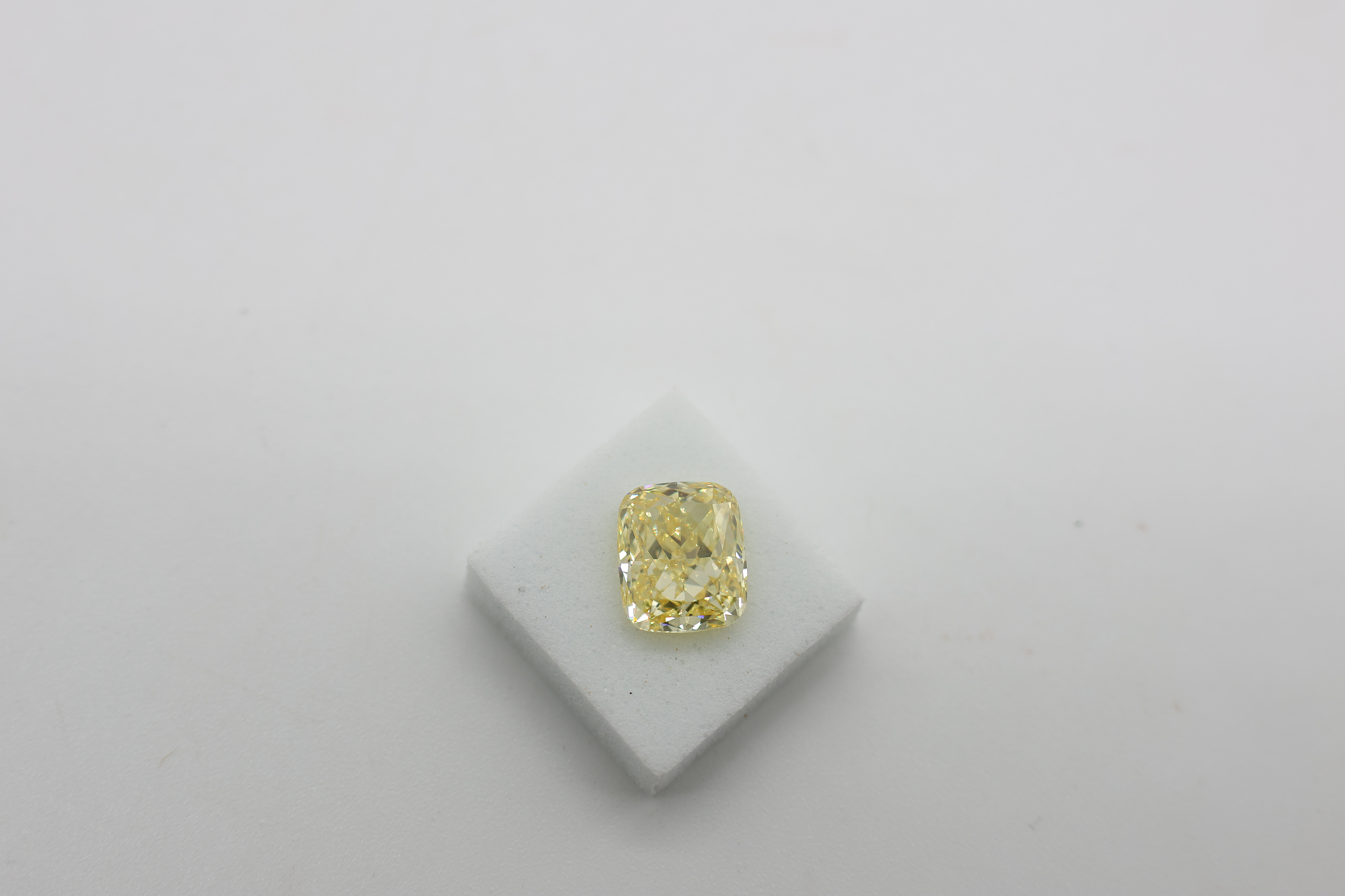 70344 Cushion 2.09ct FY VS1