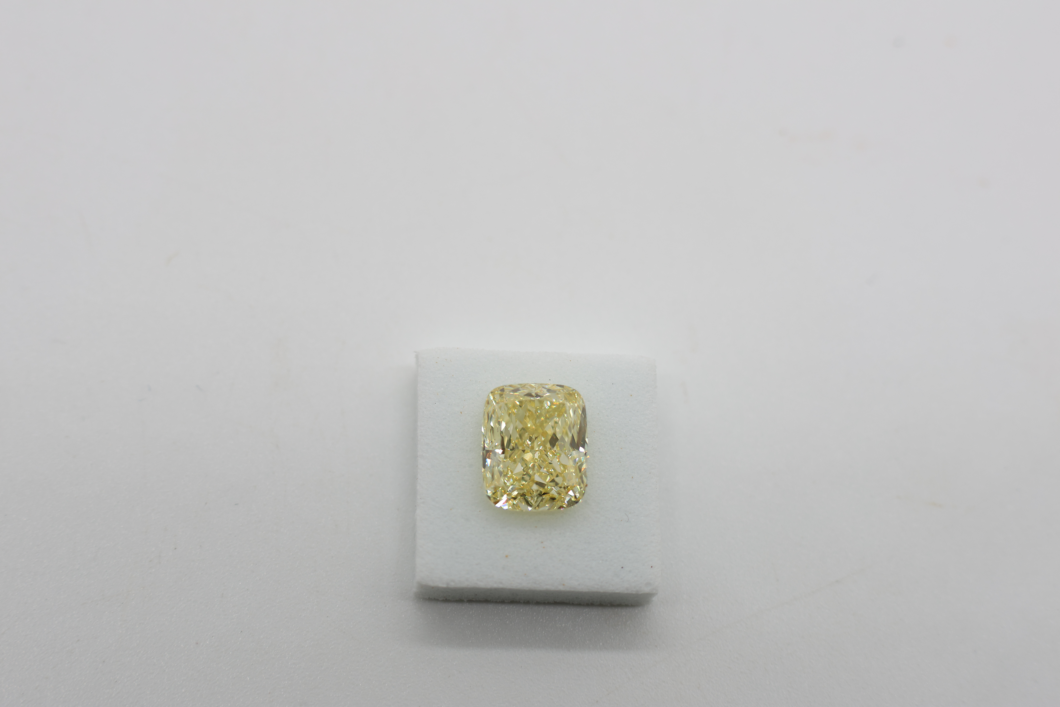 70346 Cushion 2.09ct FY VS1