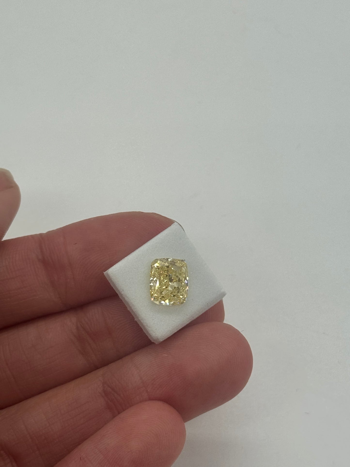 69728 Cushion 2.08ct FY VS1