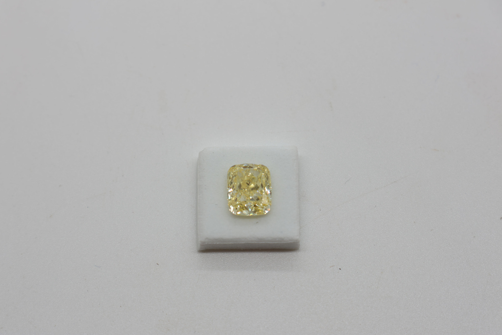 69728 Cushion 2.08ct FY VS1