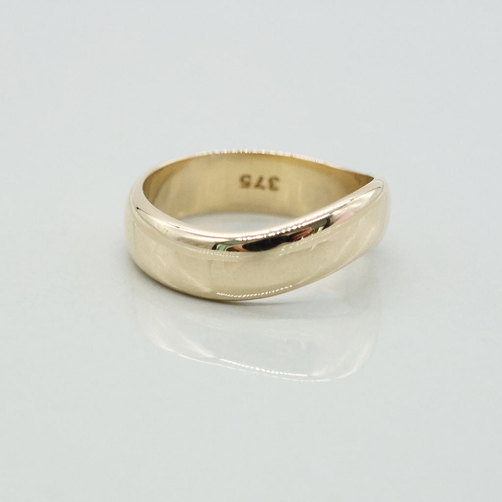 Curved band