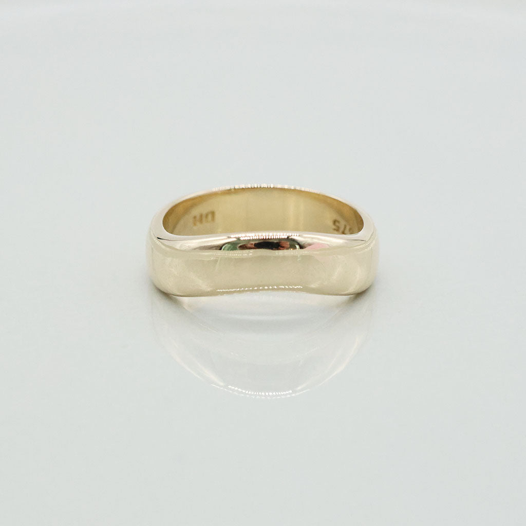 Curved band